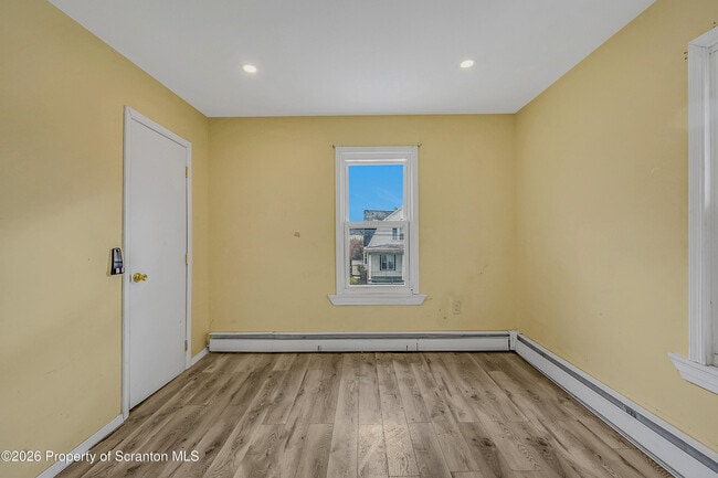 Foto del edificio - 266 Rutter Ave