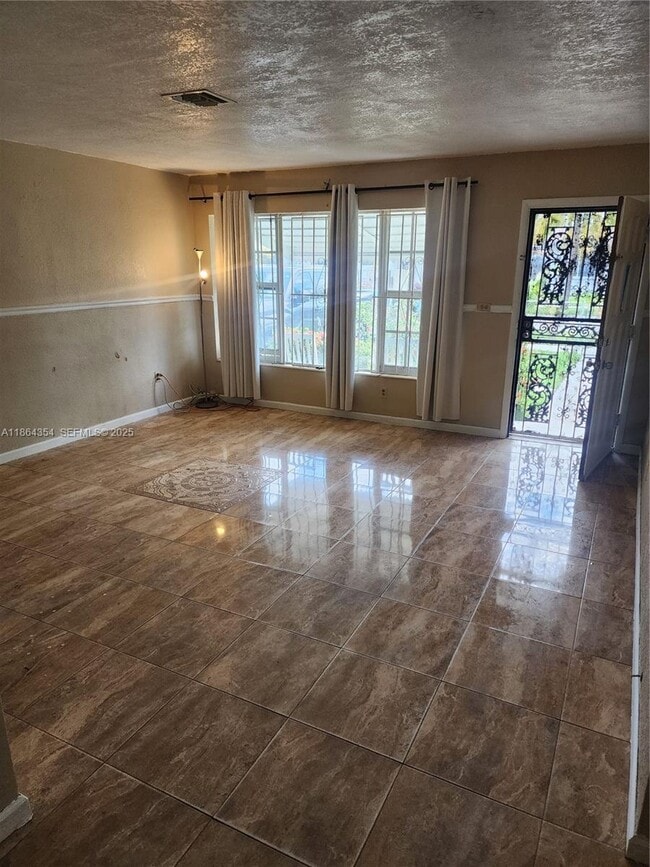 Foto del edificio - 17200 NW 11th Ave