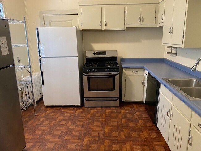 Foto del edificio - In the Heart of Dinkytown - Amazing 6 bedroom Victorian Rental Home,  Fall 2026!