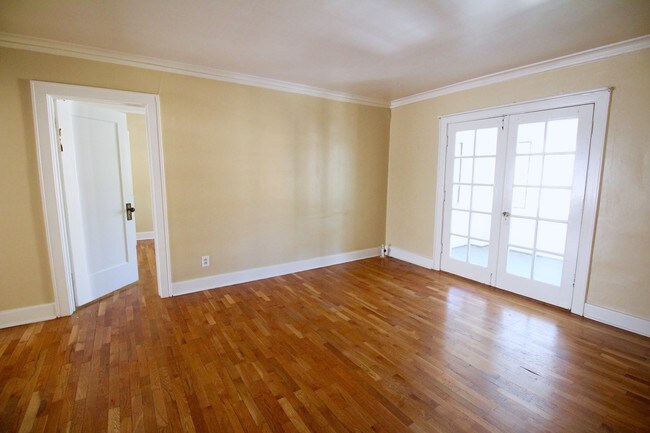 Building Photo - 4337 Mercier St