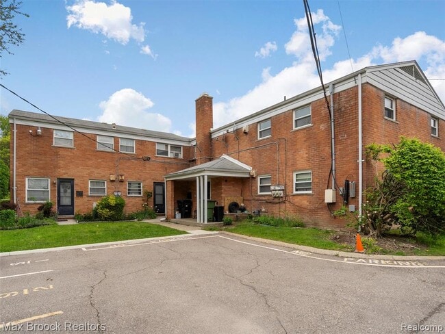 Building Photo - 2717 W 13 Mile Rd