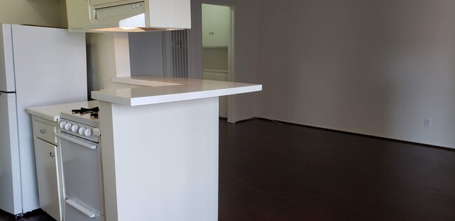 Foto del edificio - 323 N Rampart Blvd