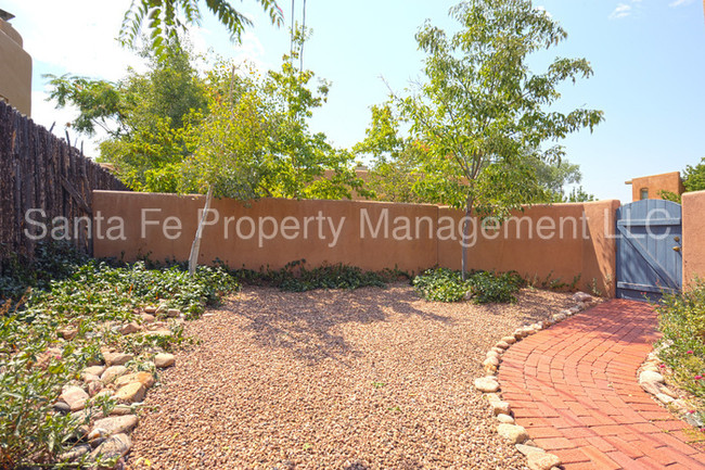 Building Photo - Immaculate Casita located Near Downtown