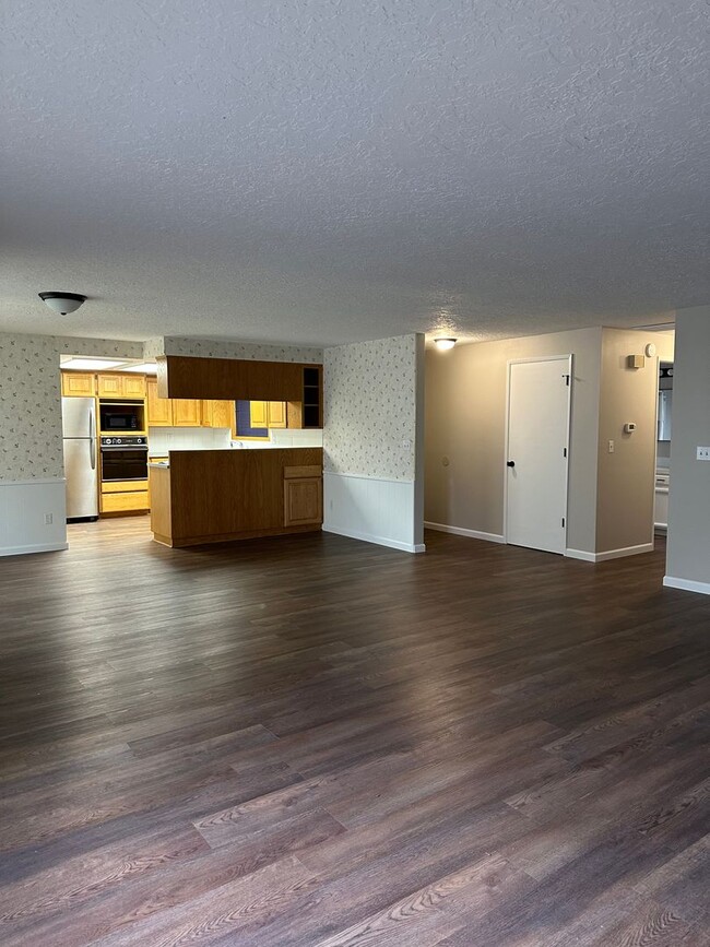 Building Photo - Single Family House in South Salem w/ Larg...
