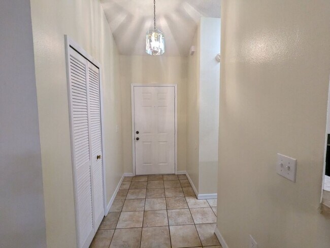 Foto del edificio - Must See!!!  Large 2 Bed 2 Bath with garag...