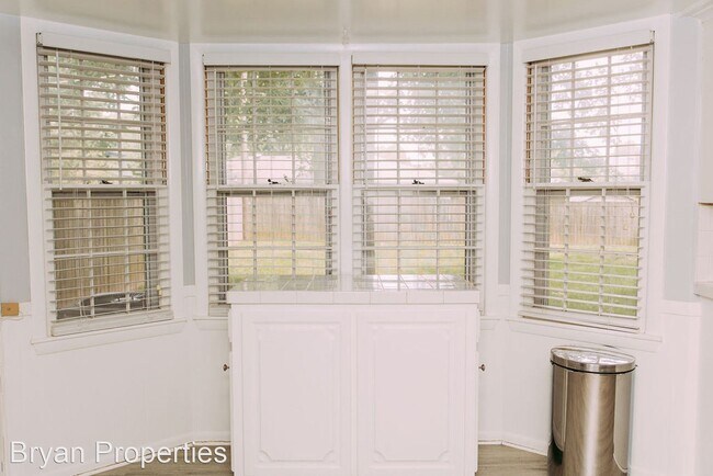 Foto del edificio - 3 br, 2 bath House - 2133 E. Montclair St.