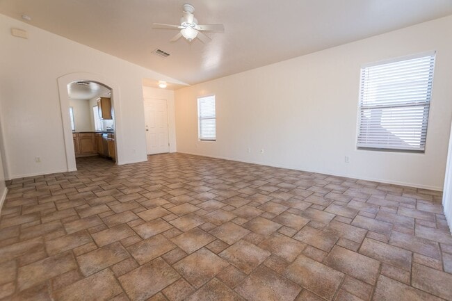 Building Photo - Great Open Floor Plan 3 Bedroom, 2 Bath Ho...