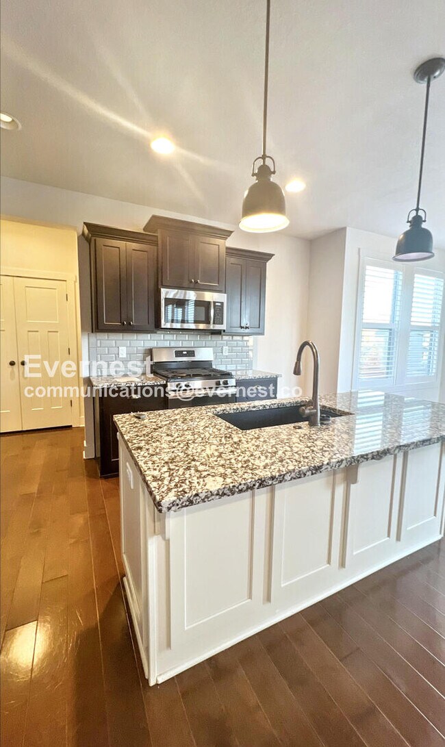 Foto del edificio - 4 Bed, 3 Bath Home with Garage & Fenced Ya...