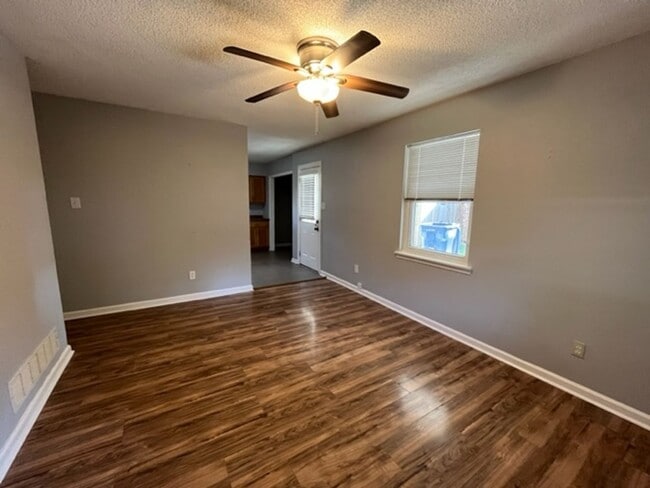 Building Photo - Renovated 3 Bedroom 1.5 Bath Home for Rent!