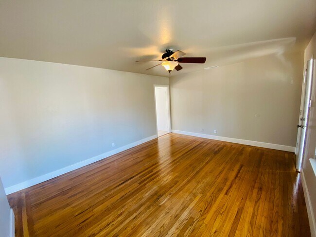 Building Photo - $300 MOVE_IN BONUS. Adorable 2 Bedroom Hom...