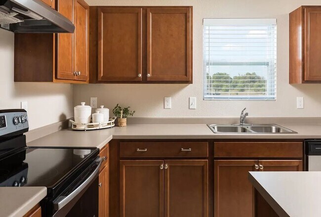 Building Photo - Large 4 bedroom 2000 sq ft home at a great value!