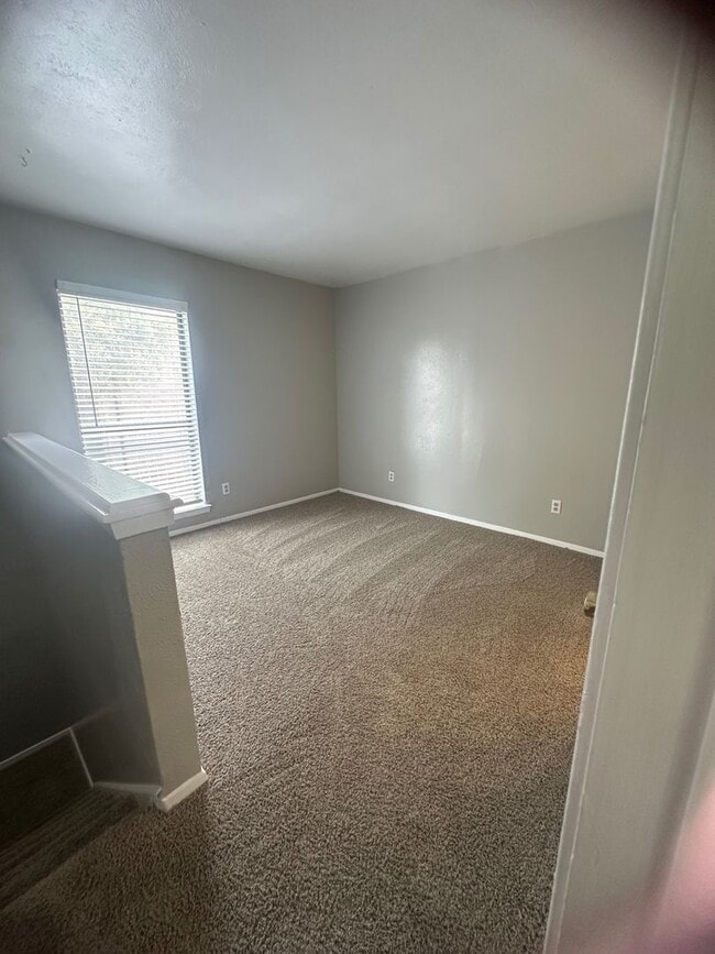 Building Photo - 2bed 2.5 bath Townhome