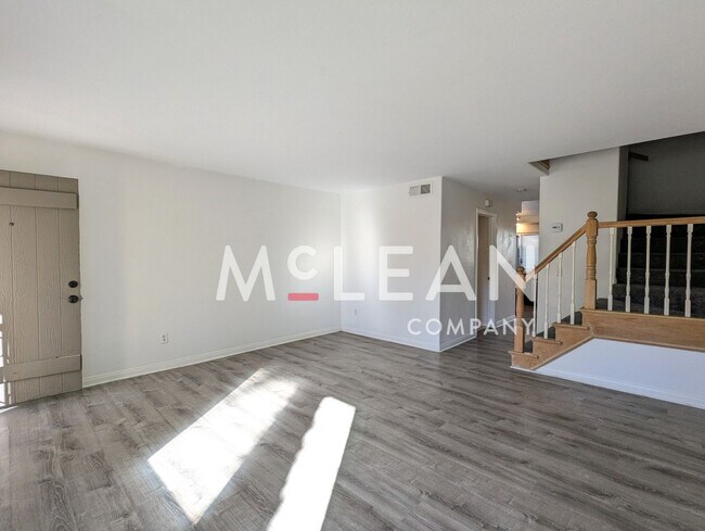 Foto del edificio - Two-Bedroom Townhome with Garage!