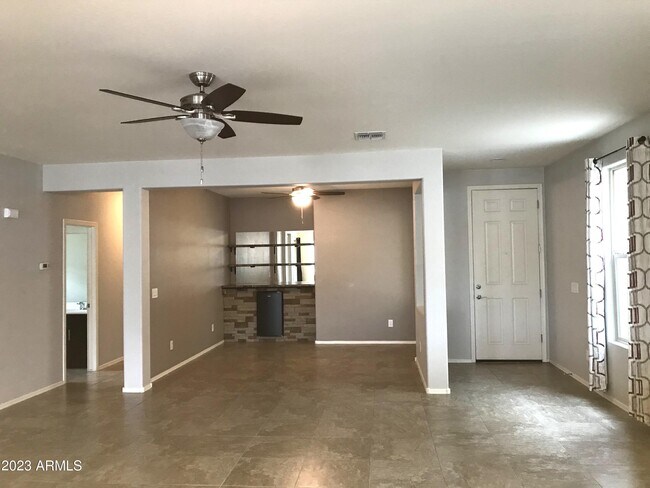 Building Photo - 2130 E Aire Libre Ave