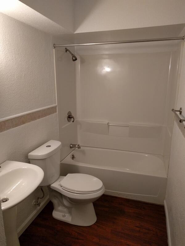 Foto del edificio - 635 Continental Blvd