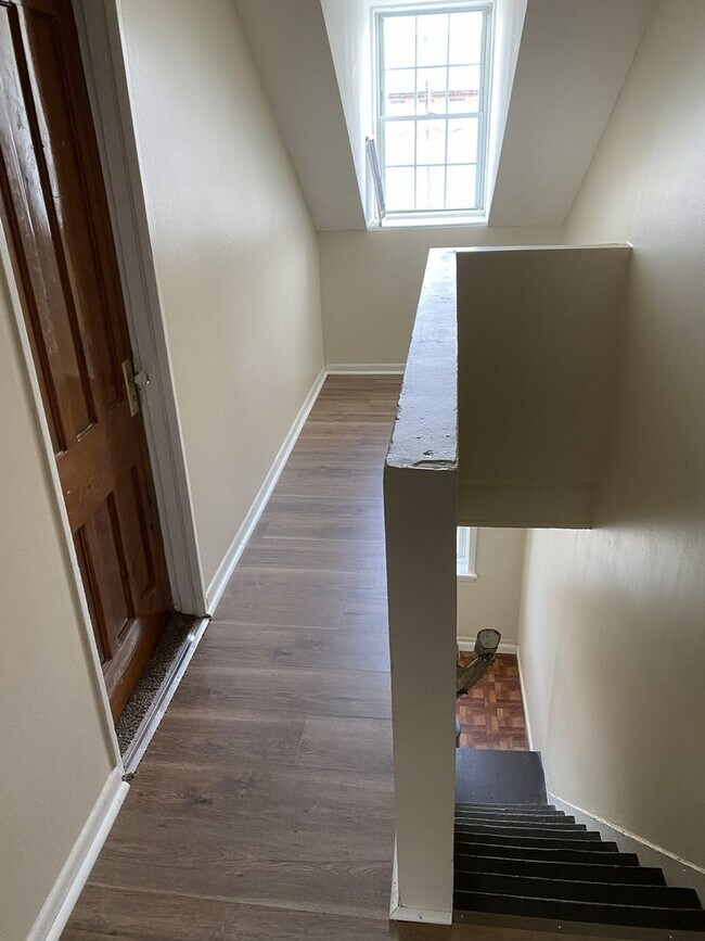 Building Photo - 4 Bed 2 Bath