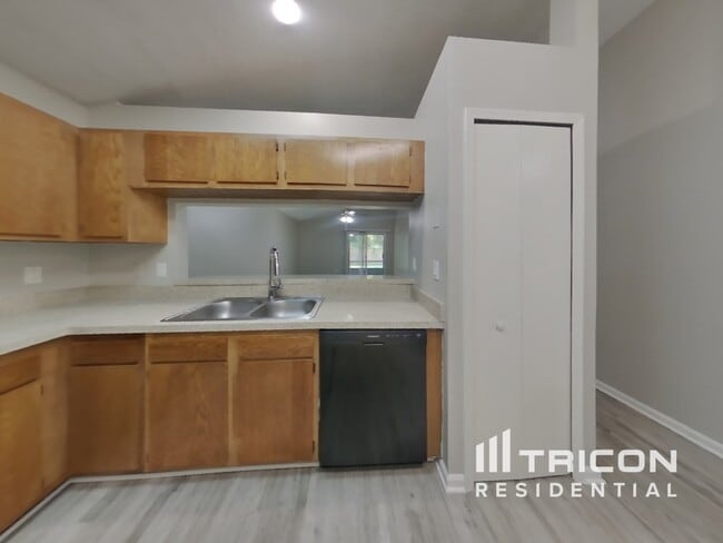 Building Photo - 2600 Malibu Cir