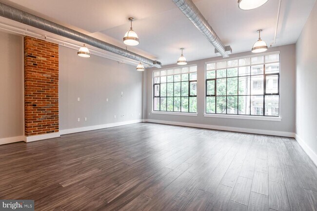 Building Photo - 1600 Clarendon Blvd