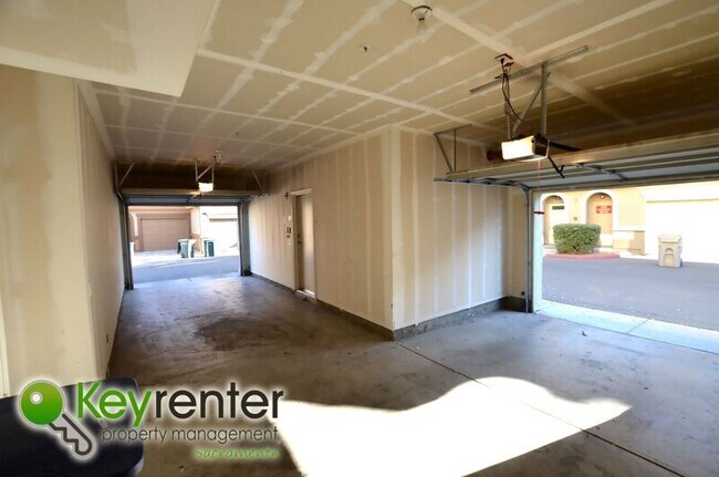 Building Photo - 5350 Dunlay Dr
