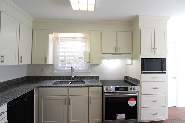 Building Photo - Cute Ranch Home in Matthews!