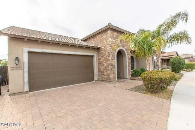 Building Photo - 3125 E Half Hitch Pl