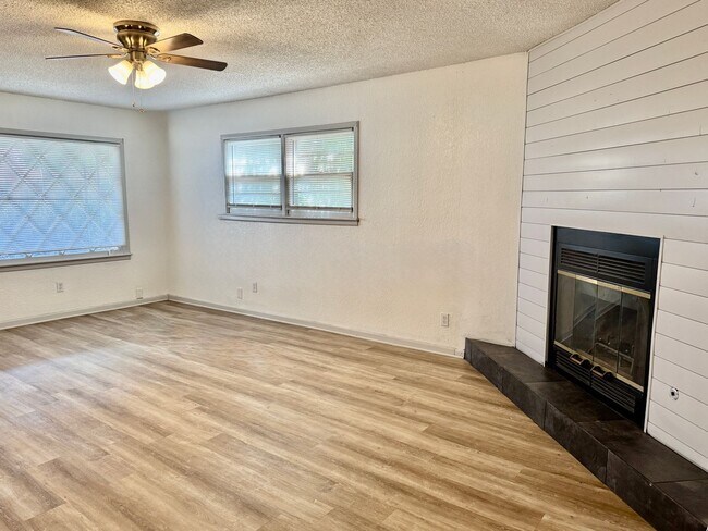 Foto del edificio - MOVE IN SPECIAL!!! 1/2 off fFirst Month!! ...