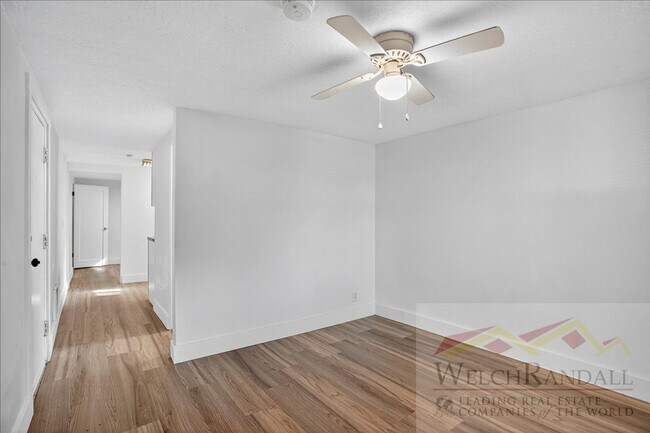 Foto del edificio - Javid Properties Triplex