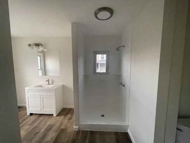 Building Photo - "Spacious 5-Bedroom Gem with 2 Full Baths on Logan Street - Your Harrisburg Haven Awaits!"