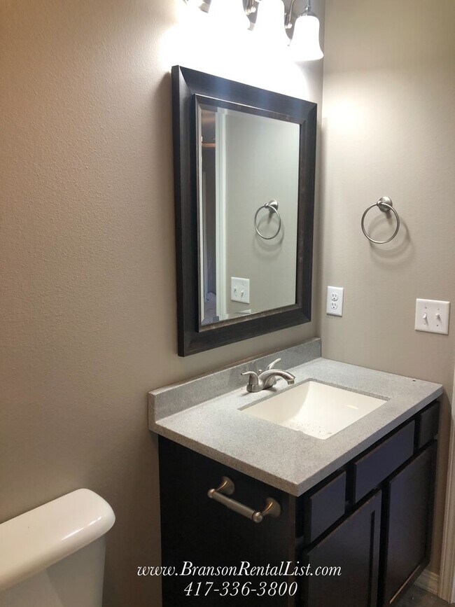 Building Photo - 3BR Townhouse near Holiday Hills