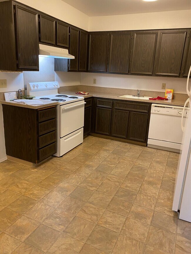 Building Photo - Upstairs 2 Bedroom, 1 Bathroom Apartment Home