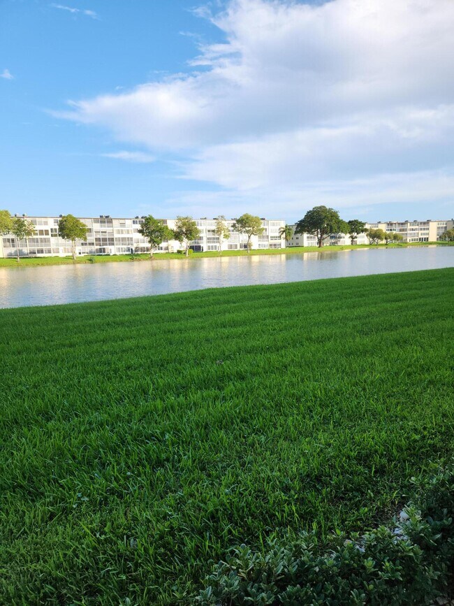 Foto del edificio - 1067 Yarmouth E