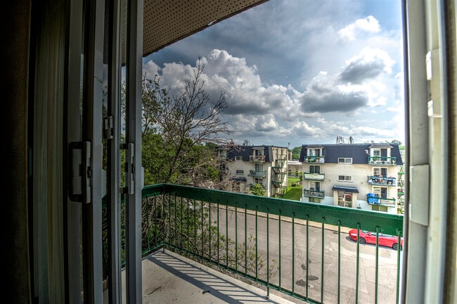 Building Photo - 402 Av. Copernic
