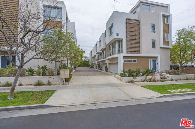 Building Photo - 1400 N Fuller Ave