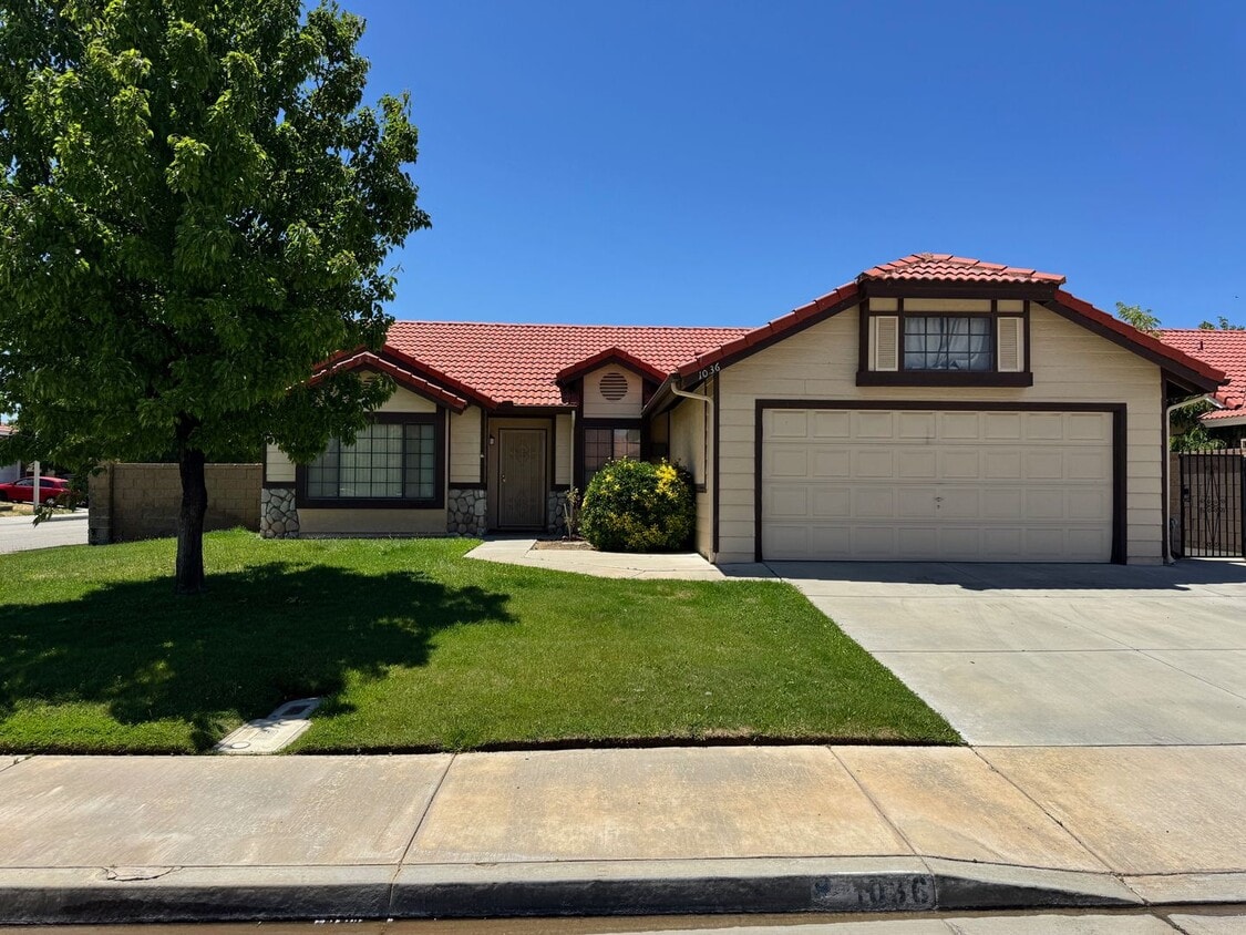 Primary Photo - Gorgeous Remodeled 3+2 - $2800
