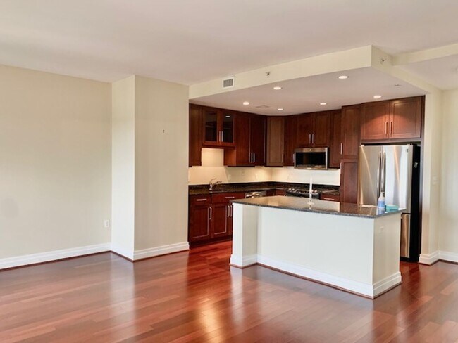 Foto del edificio - Beautiful 1 BR plus den 2 BA luxury condo ...