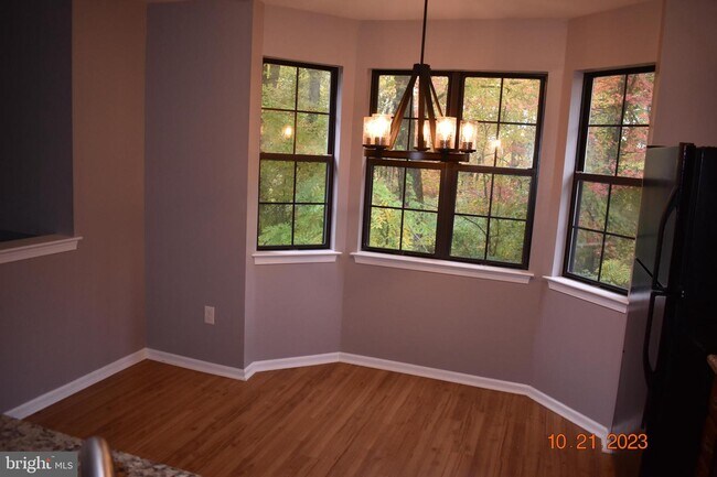 Foto del edificio - 32 Basswood Ct