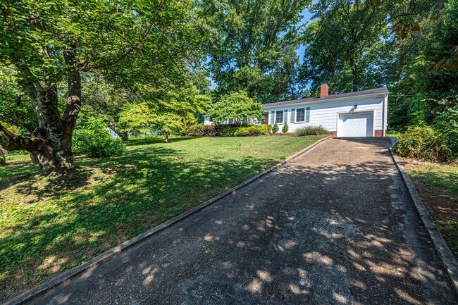 Building Photo - Knoxville 37909 - 3 bedroom 2 bath - call ...