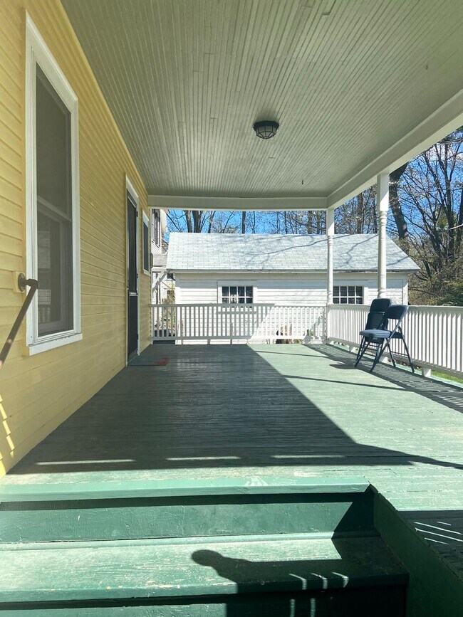 Foto del edificio - 4 bedroom single family home with two car garage