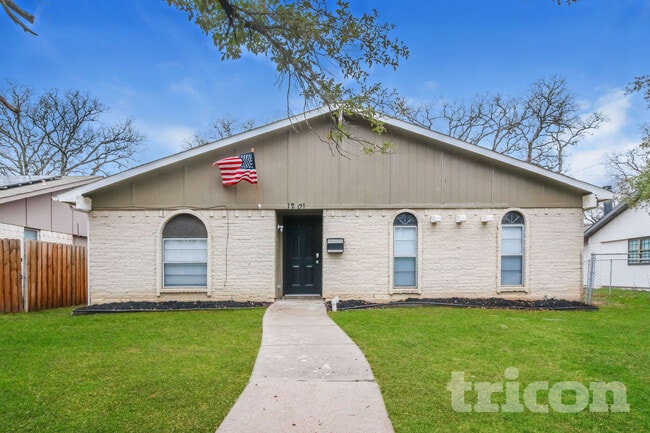 Building Photo - 1201 Kingston Dr