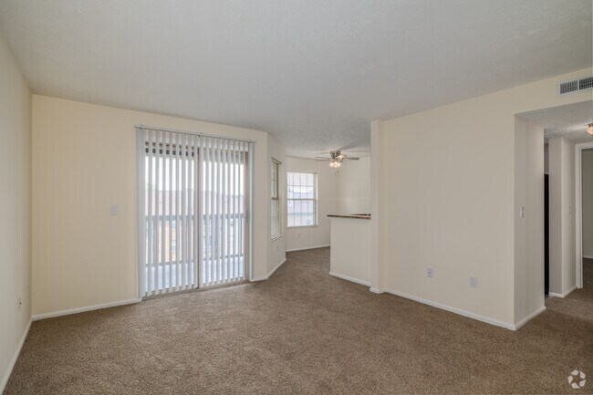 El Derby de Kentucky - 676SF - Sala de estar - Hunt Club Apartments