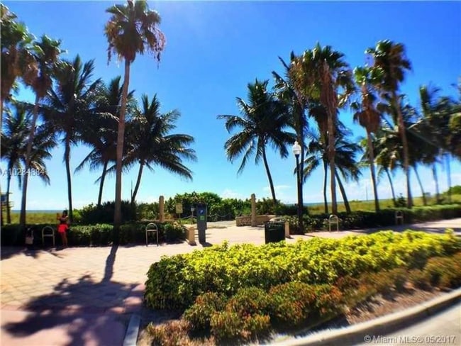 Foto del edificio - 7445 Harding Ave
