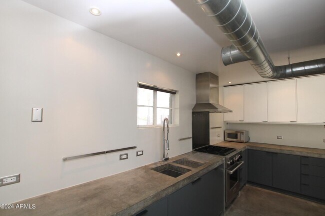 Building Photo - 711 W Wilshire Dr