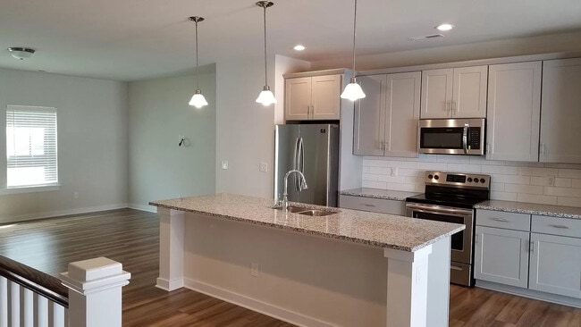 Building Photo - Room in Townhome on Sharon Towns Dr