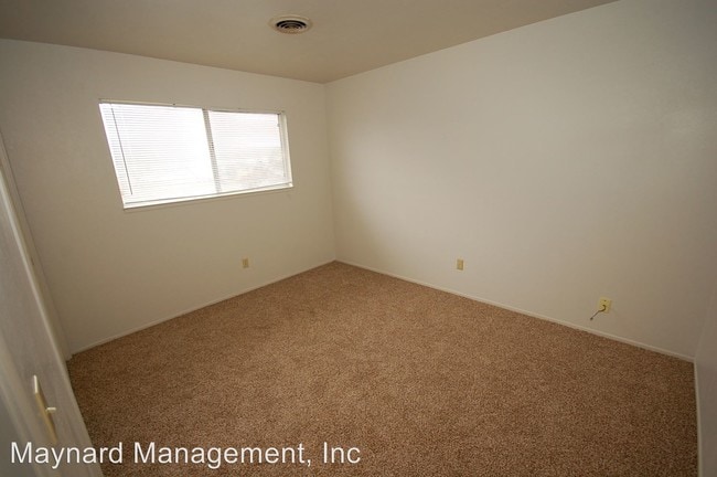 Building Photo - 2 br, 1 bath House - 390 Russell Rd.
