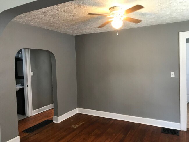 Building Photo - Southeast Indy - 2 BR
