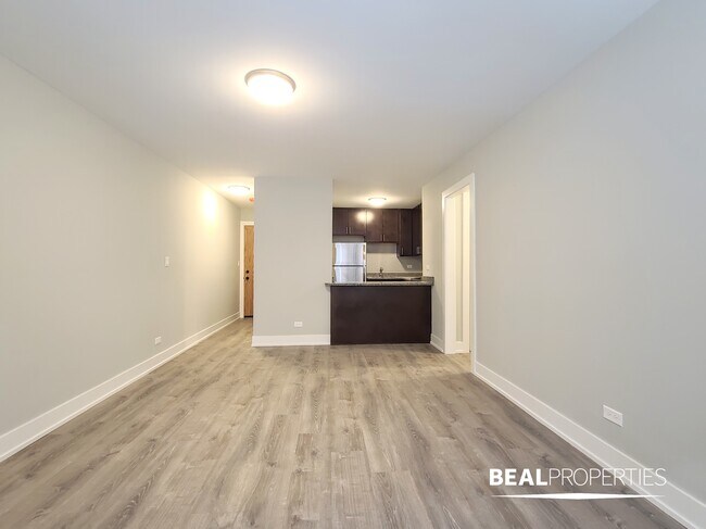 Building Photo - 530 W Surf St