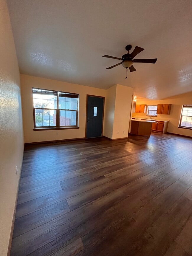 Living area, facing kitchen and dining - 507 Chipeta Trl