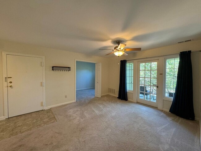 Building Photo - Charming 1 Bed 1 Bath + Den & Balcony In Cardinal Forest - Water Included!