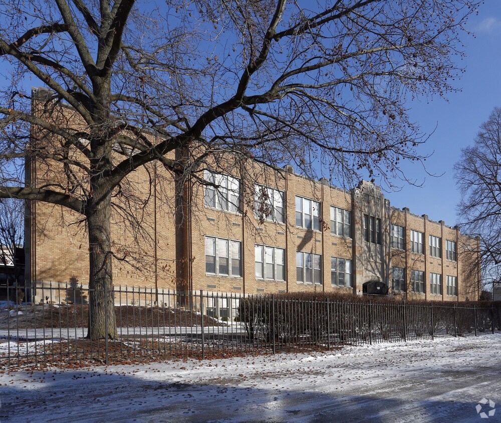 Building Photo - 920 E 62nd St