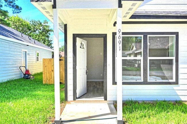 Building Photo - 9826 Arbor Oak